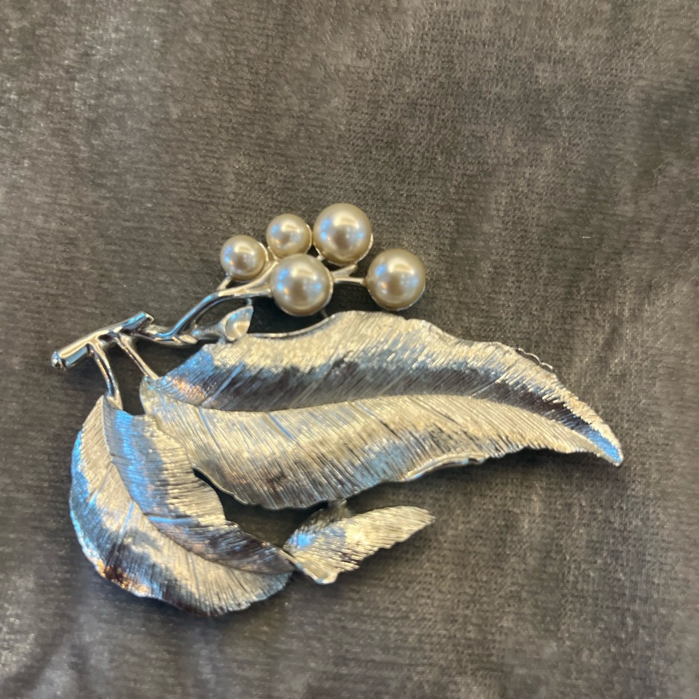 Vintage Silver Tone Leaf Brooch-Broken for crafting